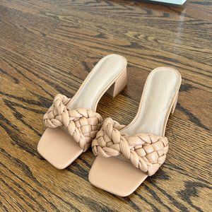 BEIGE WOVEN OPEN TOED HEELS (size 5)